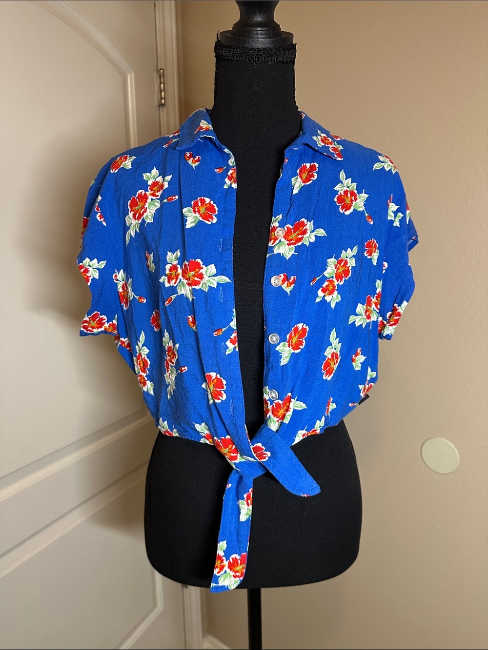 Adam Levine Collection Blue Button-Front Tie Waist Floral Top